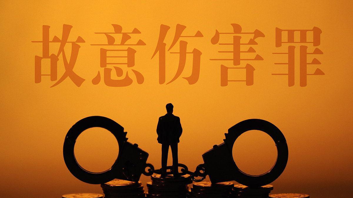 被人打成轻伤，对方既不赔礼道歉，又不赔偿损失，该怎么办？