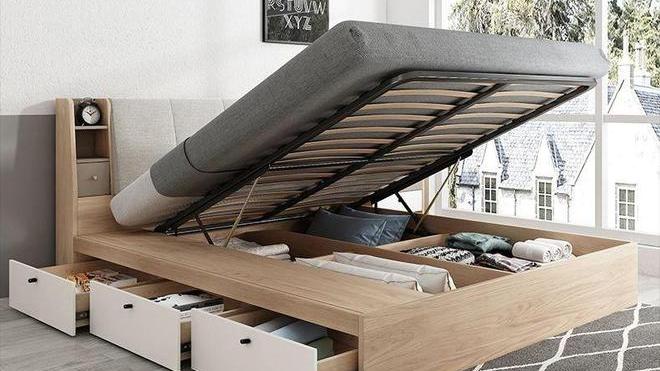 现在很多人喜欢把床底加高1m左右，多了个储物空间，又不占地方！