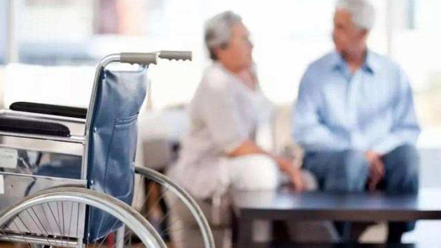 丈夫中风瘫痪在家8天被饿死，警方查出真相后，妻子和女儿被刑拘