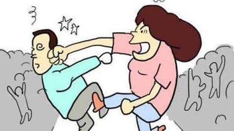 |男子钓鱼扭伤生活无法自理，爬着上厕所妻子却旁观，网友：干得好