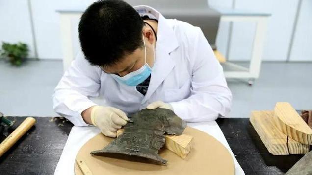 浙江大妈曾捡到的“铁疙瘩”，砸成16块卖废品，如今却成了“无价之宝”