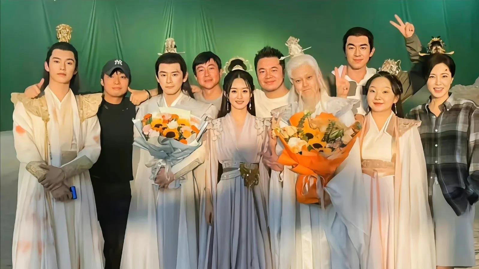 林更新|他竟愿意这么做？与凤行剧组合照公开，男主角林更新站位出人意料