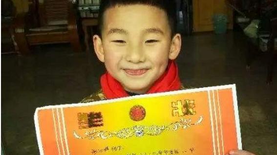 教育工作|小学生期末考试，捧回家30张“奖状”，家长竟面无表情不为所动