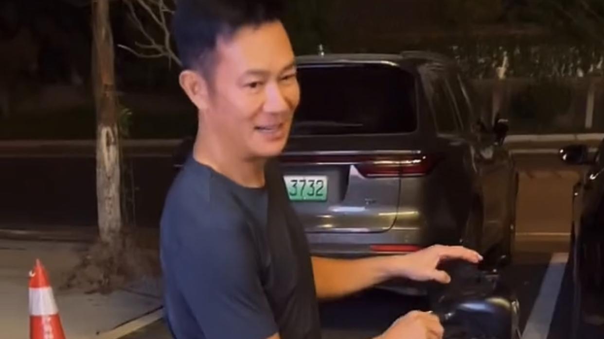 59岁香港影帝定居浙江！穿裤衩骑电单车接地气，发量浓密显年轻