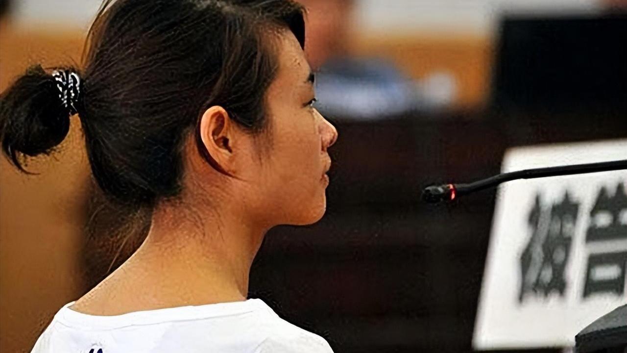 2009年，宾馆女服务员邓玉娇不堪骚扰而刺死官员，今已结婚生子
