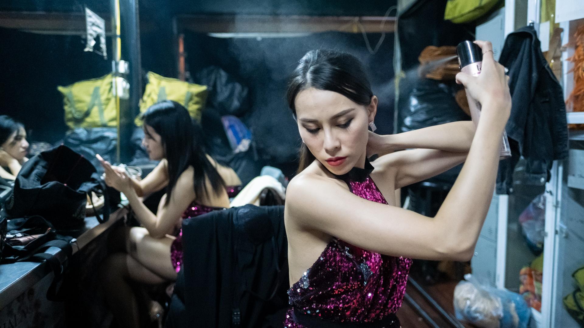 越南，女大学生舞者忙碌生活：兼职夜总会，当主持人，现实吗？