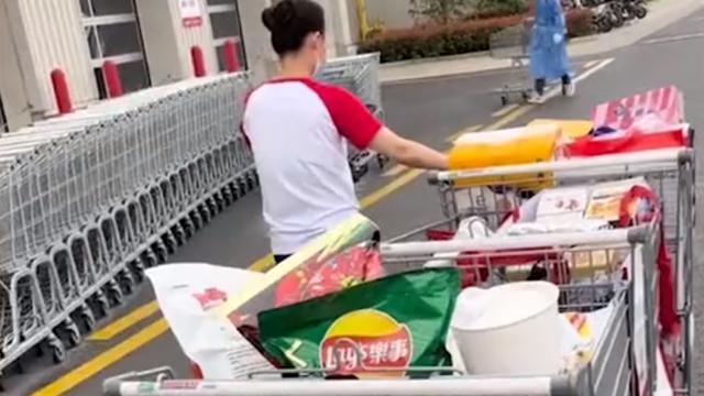 上海一小区业主集体限时采购，4个推车网友大呼：几家人的口粮？