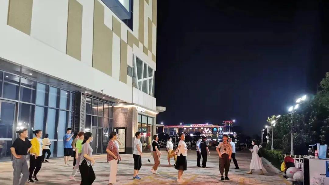 大妈占道跳广场舞，过路司机鸣喇叭16分钟无人让，愤怒冲向人群