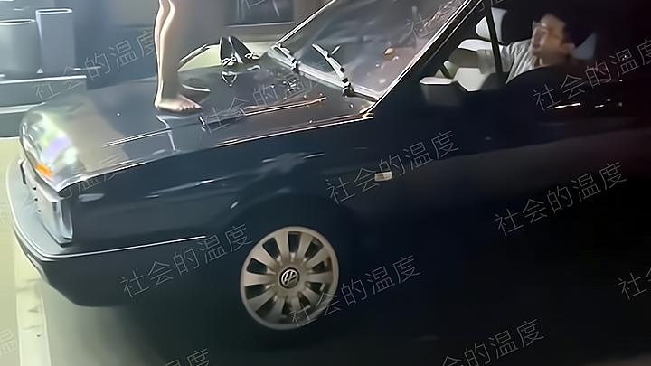 老板娘为了冲业绩当街尬舞，爬上车头喊哥哥，一个星期没开张了