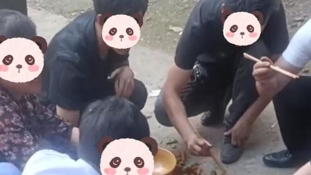 女子一人做饭全家吃，不帮忙还指手画脚，一气之下把菜全打翻