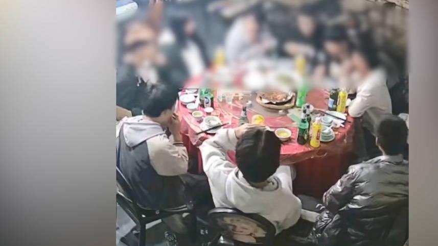 原创十个大孩子吃饭逃单，出门后撒腿就跑，老板娘一个也没逮住
