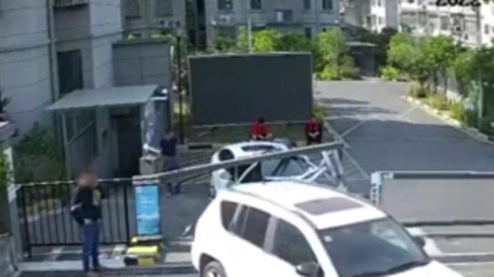 通勤成本太高！江苏一男子为上班连撞家里两台车，交警都还没到场