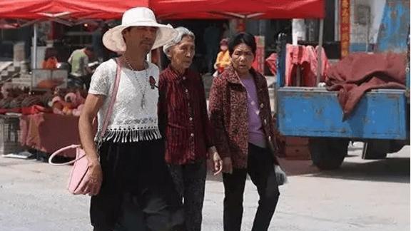 50岁男子天天穿裙子，和70岁光棍老汉同居3年，直言：很幸福