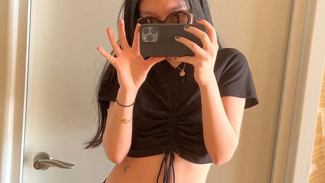 李咏|李咏20岁女儿大秀身材，穿露腰装腹部纹身抢镜