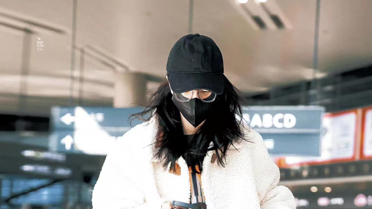 迪丽热巴|迪丽热巴现身机场，穿一件白色毛绒大衣，保暖又显气场！