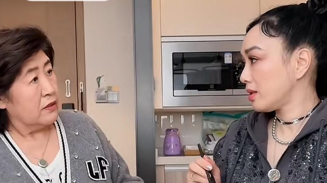 钟丽缇|钟丽缇一家人在家里吃饭，婆婆：我儿子没吃，你怎么先吃呢？