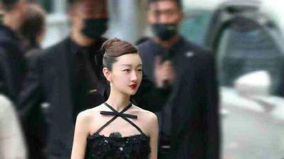 周冬雨|周冬雨参加活动狂摆拍，大冷天不怕冻只为时尚，手捂胸口太做作！