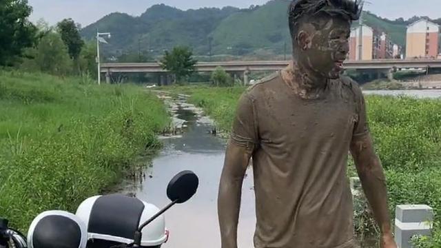 |男子骑电瓶车带新女友去钓鱼，走近路却让2人摔得疼，女友：分手