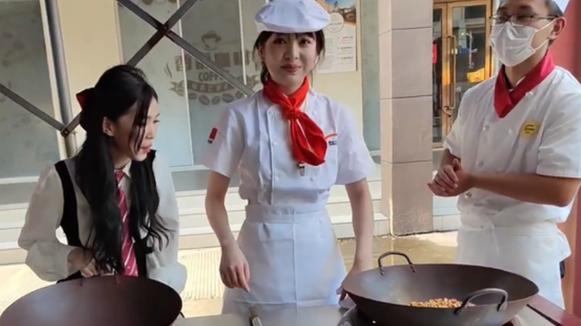 新东方|张德美报名新东方学厨师，抽象摆盘遭怒斥，太难吃被扔进垃圾桶！