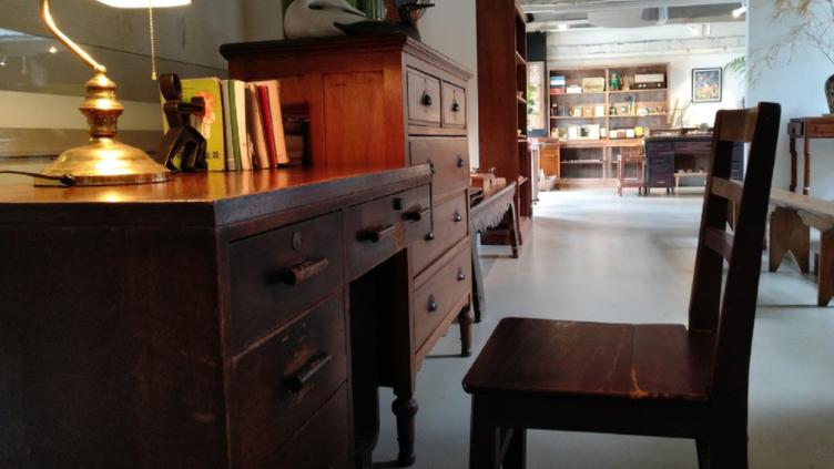 八九十年代的家里，桌子上为什么喜欢放一块大玻璃？