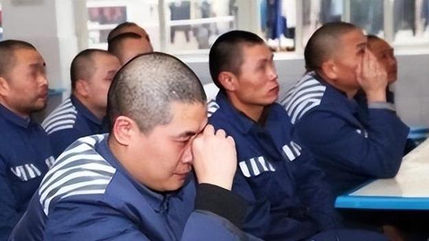 02年，人贩子越狱藏大山洞穴17年，靠喝山沟水生存，被抓时如野人