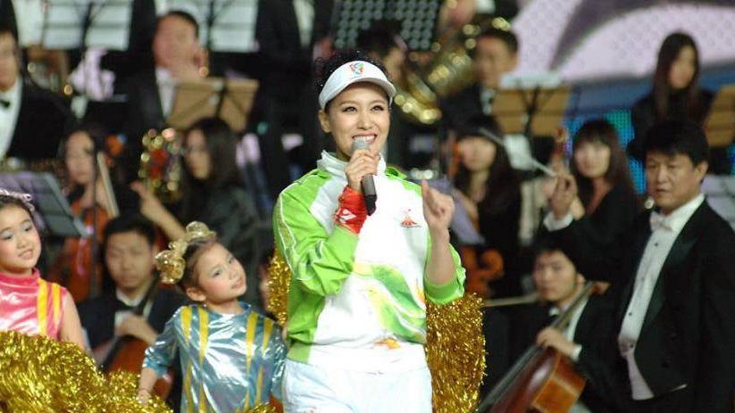 她登上春晚12次，20岁与刘欢巩俐齐名，如今身家过亿成人生赢家！
