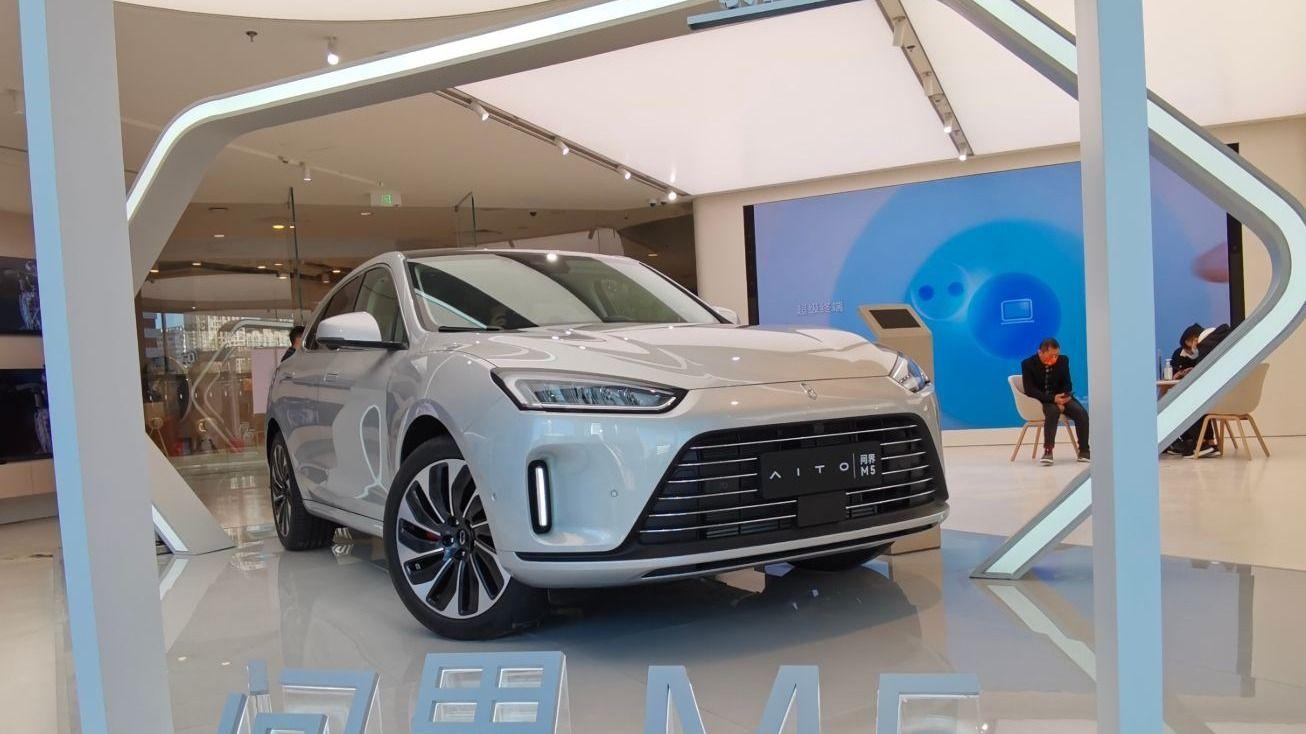 折叠屏|总裁亲自站台！华为余承东亲测问界M5：开1400km只需“加一点油”