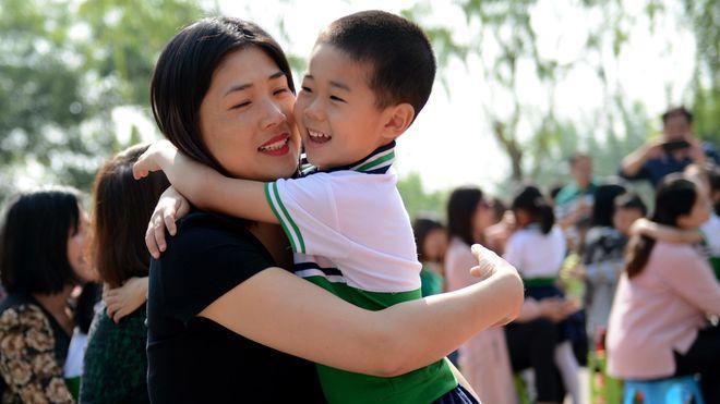 孕妇在超市偷拿巧克力，老板索赔6000元，否则让孕妇去坐大牢