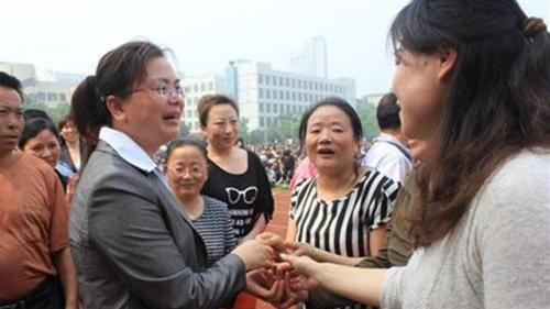 孙子摔坏同学进口玩具，对方索赔2000元，爷爷的话堪称教科书