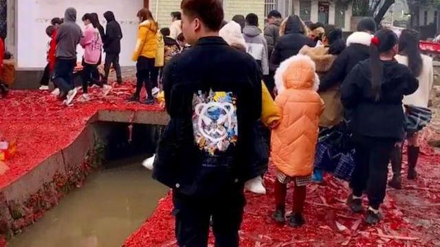 ?纪实：25岁小伙摆90桌寡古酒，高调宣布终生不婚，不想为别人而活