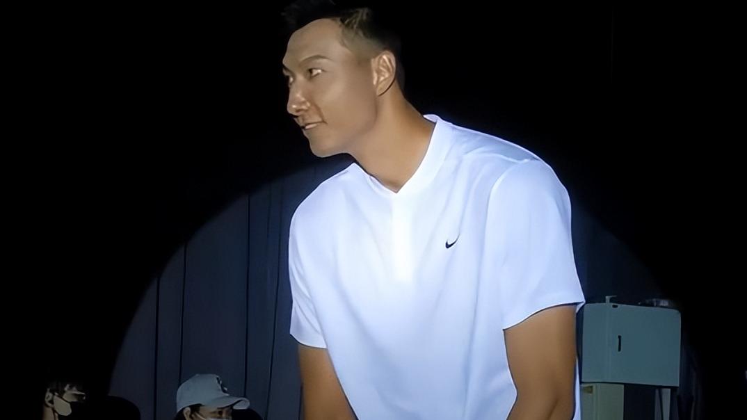 易建联|阿联终于现身！入场走T台如男模，与人打招呼表情谦逊，入座腼腆