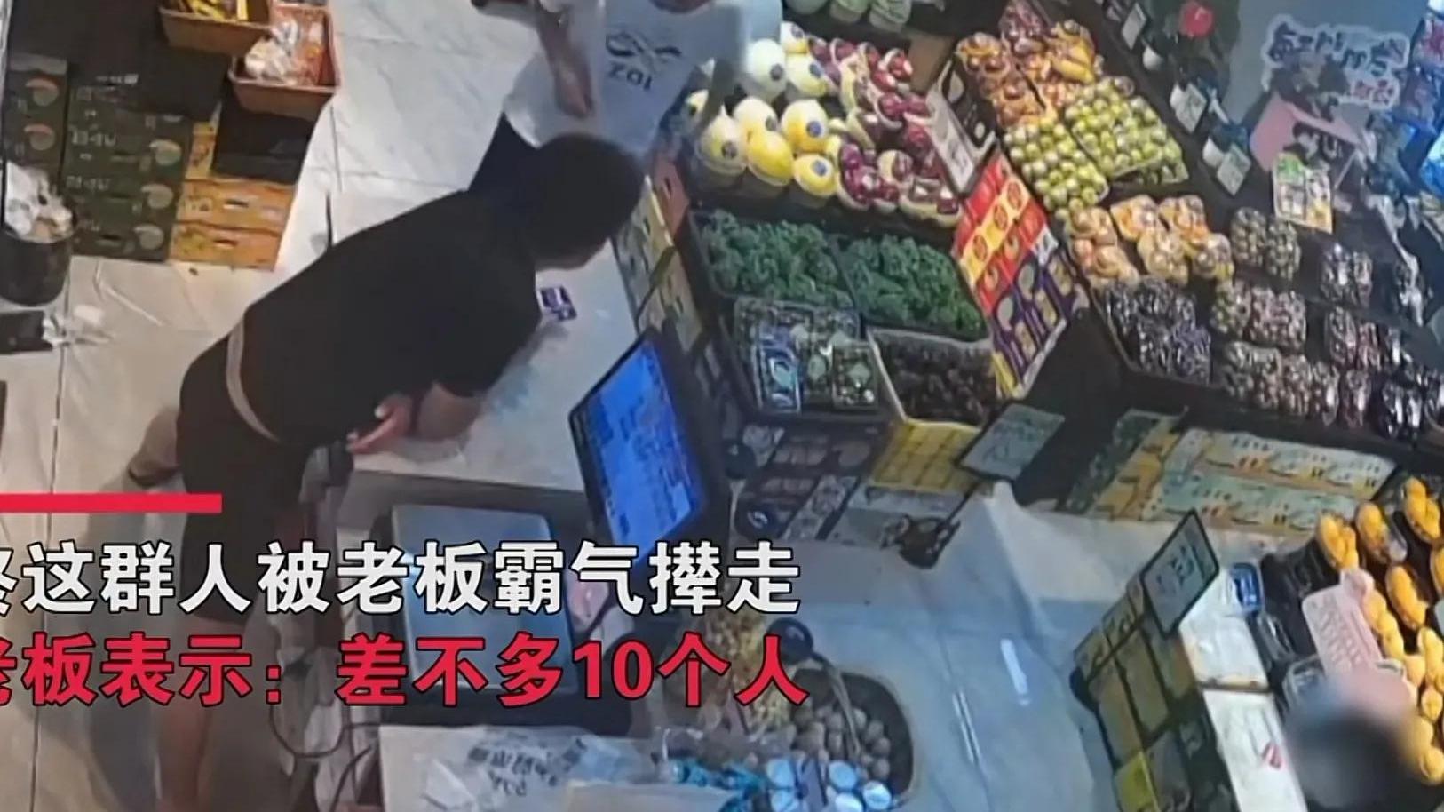 男孩遭多人尾随殴打 水果店老板霸气喊话吓退尾随者
