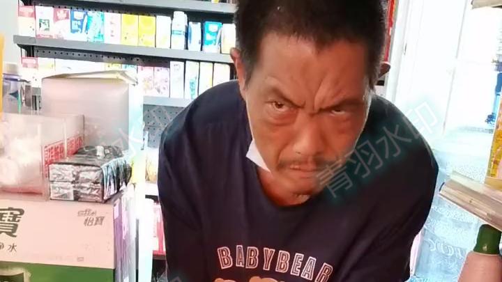 广东一男子乞讨被拒绝，立刻踢翻垃圾桶，网友：不给钱他就骂人
