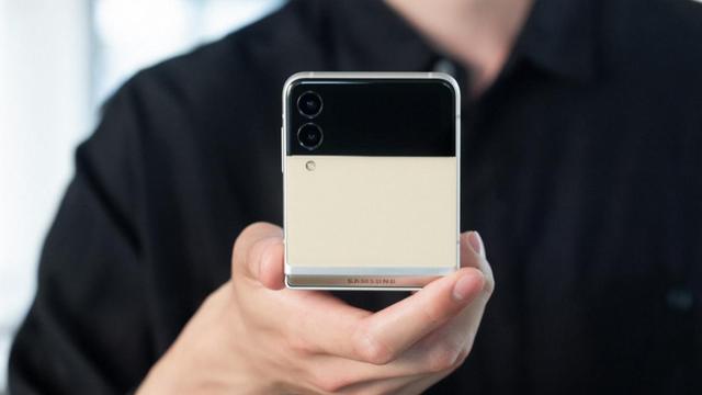 三星Galaxy|三星Galaxy Flip3曾是最炫酷折叠屏手机，如今行货版变相降千元