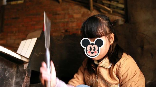 女子回村踢了小猪两脚，当即被母亲赶出家门：她才是我的好女儿