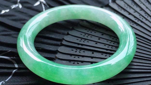 |世上没有完美无暇的翡翠，有瑕疵的才是真货，假货才会完美无瑕