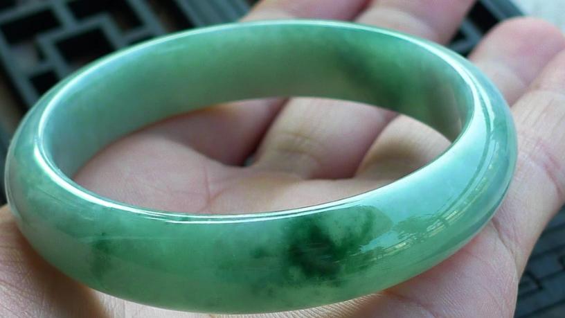 翡翠手镯|不要再一味追求满绿翡翠手镯了，这抹绿特别漂亮，不会让你失望