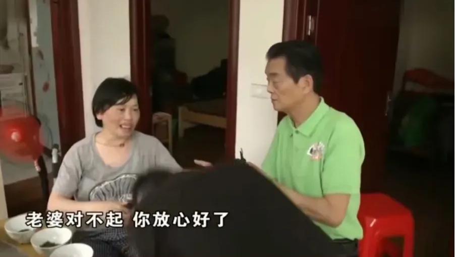 妻子瘫痪，生活不能自理，丈夫细心照料10年不离不弃，10年后，丈夫终于控制不住