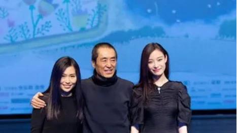 张艺谋|张艺谋身价超过40亿，弟弟在村里给人修自行车，弟弟说不稀罕帮助