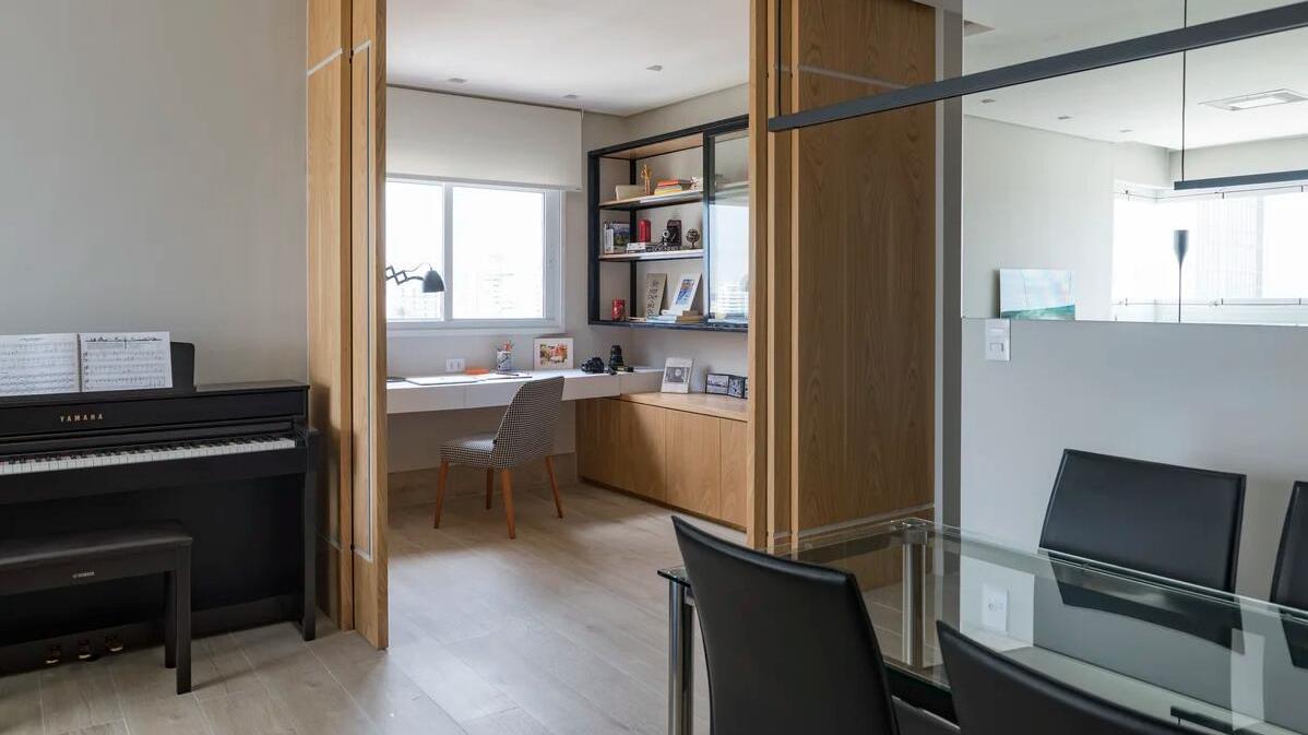 玻璃联动推拉门，好看是好看，可私密性不够，不如换成木质联动门