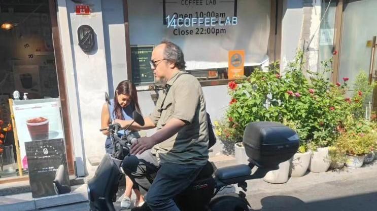 窦唯|窦唯骑电动车出门被偶遇，穿50元T恤显低调，发际线后移模样难认