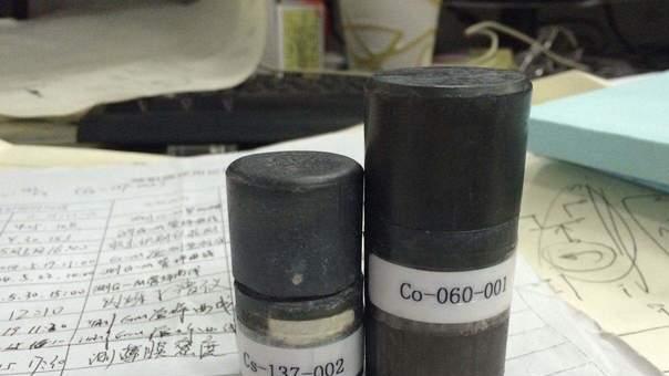 他把头伸进粒子加速器，被接近光速的粒子爆头，没死！咋回事？