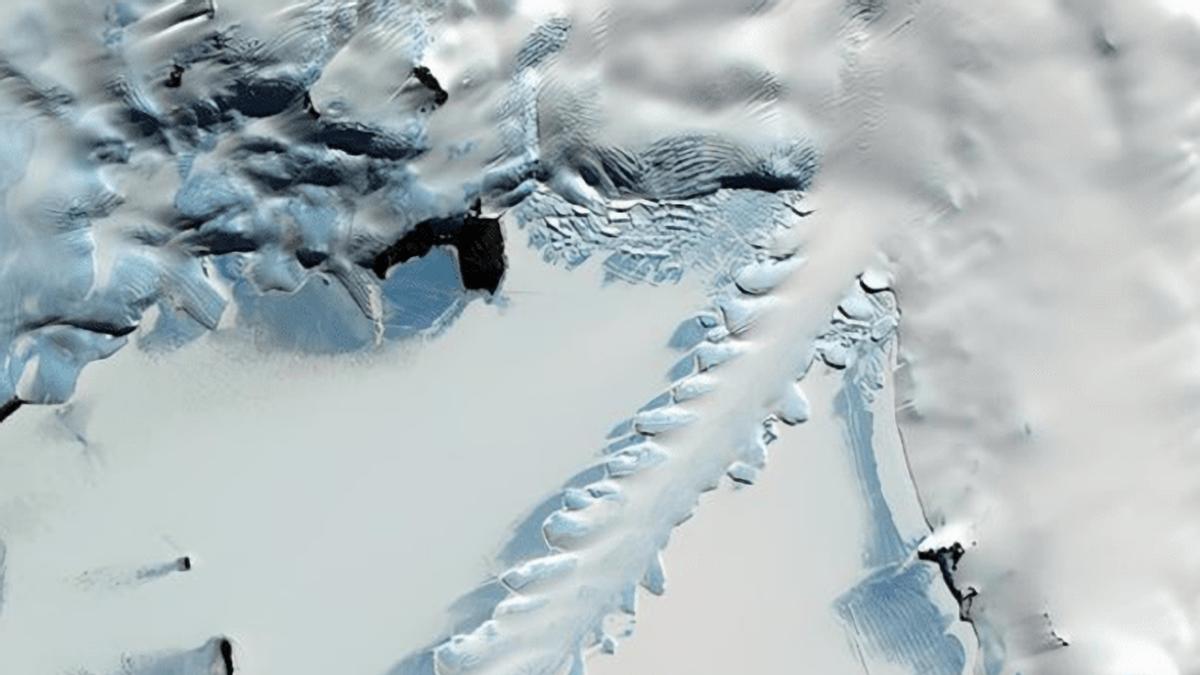 长11公里，宽2公里，南极疑似出现巨大飞船坠毁痕迹，真相是什么