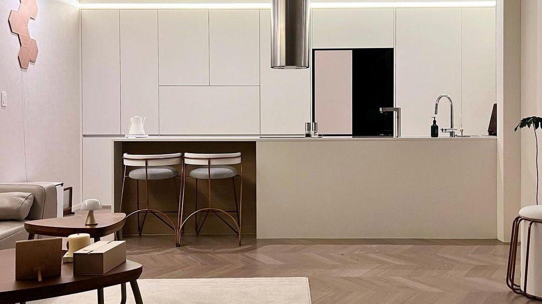 只是拆掉半截沙发墙，没想到比大横厅还舒服，实用功能一样也不少