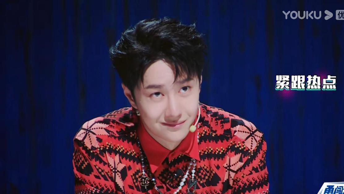 王一博|王一博挑眉杜华翻白眼，蹭员工热点的老板，娱乐圈中无人能及