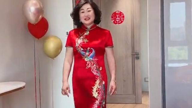 新人结婚婆家12位女性亲属穿旗袍送祝福，网友：气质绝绝子