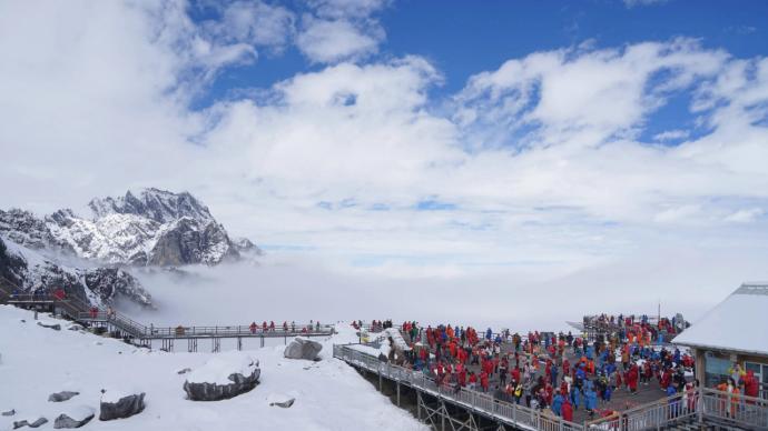 |玉龙雪山，天气晴朗的时候，河水清澈如镜