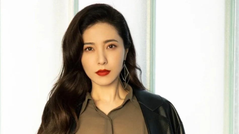 熬夜 放弃黑长直吧，显老！今年流行这3种“锁骨卷发”，洋气还显脸小