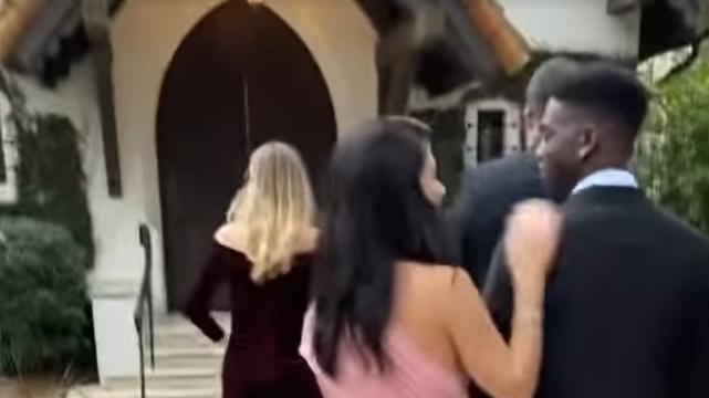 比尔·盖茨|比尔·盖茨19岁女儿带黑人男友赴婚宴，密不可分，暗示大姐已怀孕