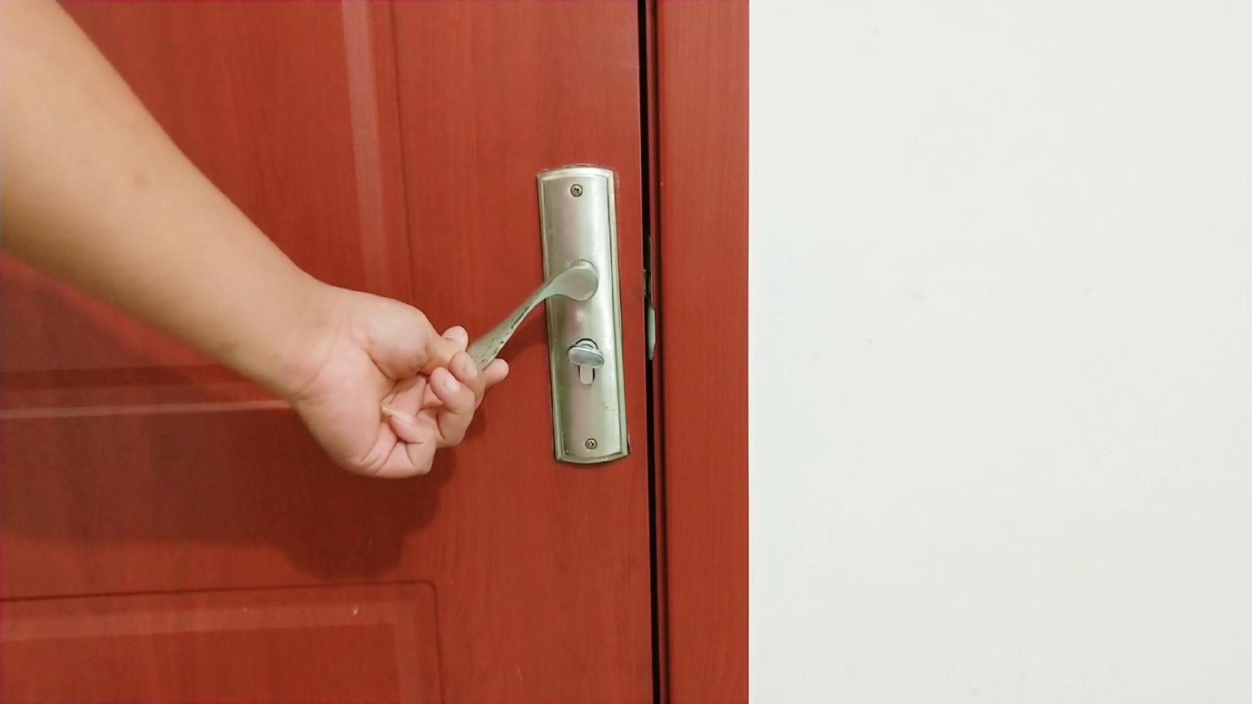 门被反锁了不用找开锁匠，只需一枚硬币，一秒快速打开，省钱实用
